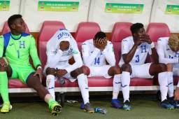 Los jugadores catrachos salieron tristes al término del partido.