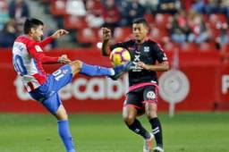 Bryan Acosta en acción del partido que su equipo Tenerife perdió 2-1.