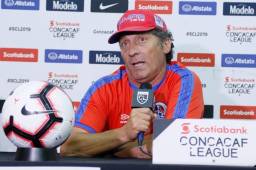 El entrenador del Olimpia, Pedro Troglio, atendiendo a los medios de comunicación en el estadio Olímpico. Foto Neptalí Romero