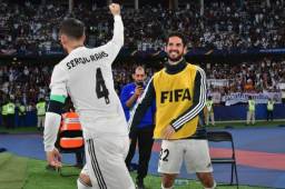 Real Madrid's Spanish defender Sergio Ramos (L) celebrates after scoring a goal with Real Madrid's Spanish midfielder Isco during the FIFA Club World Cup final football match Spain's Real Madrid vs Abu Dhabi's Al Ain at the Zayed Sports City Stadium in Abu Dhabi, the capital of the United Arab Emirates, on December 22, 2018. (Photo by Giuseppe CACACE / AFP)
