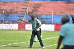 Raúl Sambulá mientras dirigía el Vida vs Juticalpa.