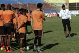 Carlos Pavón viene de perder su último partido con el Vida. Sus números lo tienen en la cuerda floja.