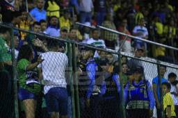 Los aficionados de Real España y Platense protagonizaron zafarrancho en las gradas.