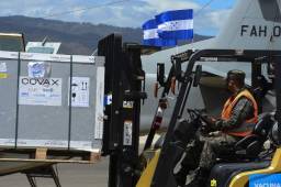 Momento en que los militares de Honduras baja las dosis del avión.