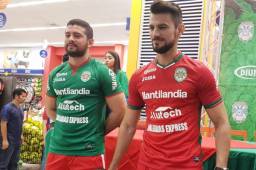 Estas son las nuevas camisas del Marathón para la temporada 2018. Hoy fueron presentadas en la tienda patrocinadora en San Pedro Sula. Foto cortesía