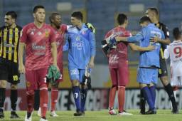 César Salandía, portero del Real Estelí, hablando con su referente, Buba López. FOTO: Neptalí Romero