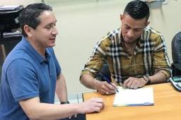 El delantero Marco Tulio Vega seguirá ligado al Motagua tras firmar este miércoles la extensión de su contrato. Foto cortesía Motagua
