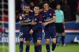 Alves, Cavani y Verratti festejando uno de los tantos del uruguayo.