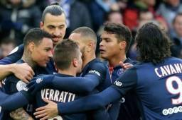 Van der Wiel festejando con Ibrahimovic, Verratti, Kurzawa, Thiago Silva y Cavani en su etapa por el PSG.