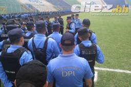 Impresionante el número de policías que hay en el estadio Nacional para garantizar la seguridad en el clásico.