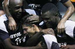 Los jugadores del Honduras Progreso celebran con Franklin Morales quien fue la figura del partido. Foto Neptalí Romero