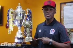 Deiby Flores posando con el Premio DIEZ al Mejor Jugador de Liga en el 2020. El volante del Olimpia confesó los objetivos que se ha trazado en este 2021.
