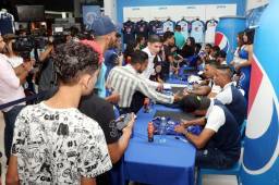 Los aficionados del Motagua esperando por su autógrafo y foto en la tienda Diunsa.