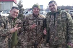 Yuriy Vernydub (centro) es el técnico del Sherrif Tiraspol que decidió unirse al ejército ucraniano.