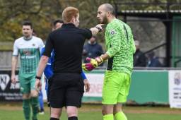 El portero del Salford City de Inglaterra, Max Crocombe fue expulsado. FOTO: The Telegraph.