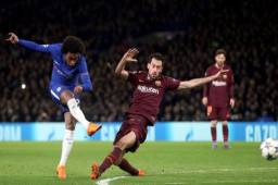Willian enfrentando al Barcelona en el Stamford Bridge