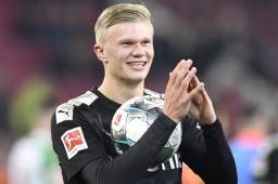 Erling Haaland marcó tres goles en su primer partido con el Borussia Dortmund.