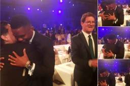 Samuel Eto'o mientras saludaba a Diego Maradona, Infantino y Capello.