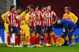 Piqué tuvo que abandonar el partido luego de un fuerte golpe que sufrió en su rodilla derecha.