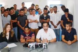 Los futbolistas del Real de Minas junto al presidente de la Asociación de Futbolistas, Eduardo Sosa, denunciando los abusos de los dirigentes.