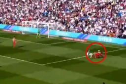 El catracho se ganó la tarjeta amarilla al minuto 48.