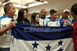 'Honduras, Honduras', llegaron coreando los seguidores hondureños al hotel de la Selección. Fotos Robert Vindas Alvarado