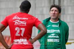 Vargas dando instrucciones a Yustin Arboleda.