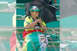 La imagen de Doña Queta este sábado en el Yankel esperando ver a su Marathón contra Real España.