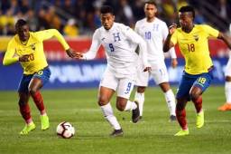 Honduras' Anthony Lozano (C) and Ecuador's Jhegson Mendez (L) and Jefferson Orejuela (R) vie for the ball during the international friendly football match between Honduras and Ecuador at Red Bull Arena in Harrison, New Jersey, on March 26, 2019. (Photo by Johannes EISELE / AFP)