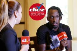 El futbolista hondureño Alberth Elis hablando con la periodista Jenny Fernández.