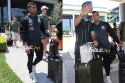 Edwin Rodríguez se tomó foto con los aficionados que estaban en el Aeropuerto de Palmerola. Foto: Estalin Irías.