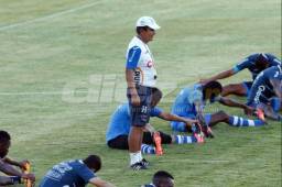 El entrenador Jorge Luis Pinto al igual que los futbolistas intenta recuperar el buen ánimo antes de enfrentar a México y jugarse el pase al repechaje. Foto Delmer Martínez