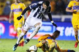 El delantero de Rayados, Rogelio Funes Mori, recibe la dura marca del zaguero de Tigres, Hugo Ayala, durante la final de ida en el fútbol mexicano. Foto cortesía