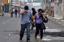 Tras las fuertes protestas y los saqueos a negocio, obligó al gobierno a mantener un toque de queda por 10 días para poner orden en el país tras las elecciones.