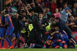 Jugadores del Barcelona celebran el gol de Sergi Roberto con el que eliminaron al PSG en 2017.