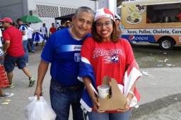 Varsovia Lee llegó al estadio Olímpico de San Pedro Sula con su esposo, Julio Peña.