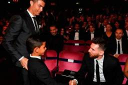 Cristiano Ronaldo junto a su hijo se le acercaron a Lionel Messi para saludarlo.