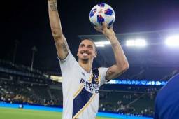 Ibrahimovic seguirá vistiendo la elástica del Galaxy en la próxima temporada.