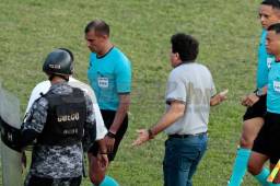 Momentos cuando el entrenador del Marathón, Héctor Vargas, se dirigía al árbitro Óscar Moncada en el partido donde enfrentaron a Real España. Foto DIEZ