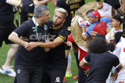 Diego Vázquez asegura que el técnico del Olimpia, Pedro Troglio quiso golpea a un aficionado y por eso comenzó todo el relajo en el clásico.