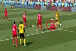 Dylan tendido en el terreno de juego resintiendo el dolor.