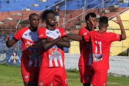 Carlos Bernárdez celebrando una de sus anotaciones ante Platense.