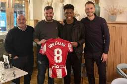 Keyrol Figueroa junto a los agentes de la empresa española, By&ford Sport Management de Barcelona quienes representan al francés Antoine Griezmann.