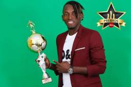 Alberth Elis posa con su trofeo que lo acredita como el mejor futbolista hondureño del 2018. Fotos Neptalí Romero