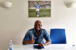 David Suazo en las oficinas de su nuevo equipo Brescia.