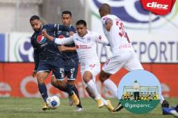 Futbolista de Olimpia Michaell Chirinos en la disputa del esférico con Omar Elvir.