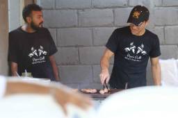 Cristopher Anariba tiene su propio puesto de comidas.