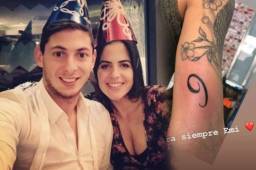 La novia de Emiliano Sala se tatuó el número 9 en dedicatoria al exfutbolista.
