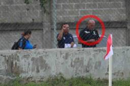 El entrenador del Honduras Progreso, Wilmer Cruz, le toco dirigir desde afuera del terreno de juego.