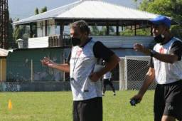 Fernando Mira dirigiendo uno de sus entrenamientos con el Vida en La Ceiba.